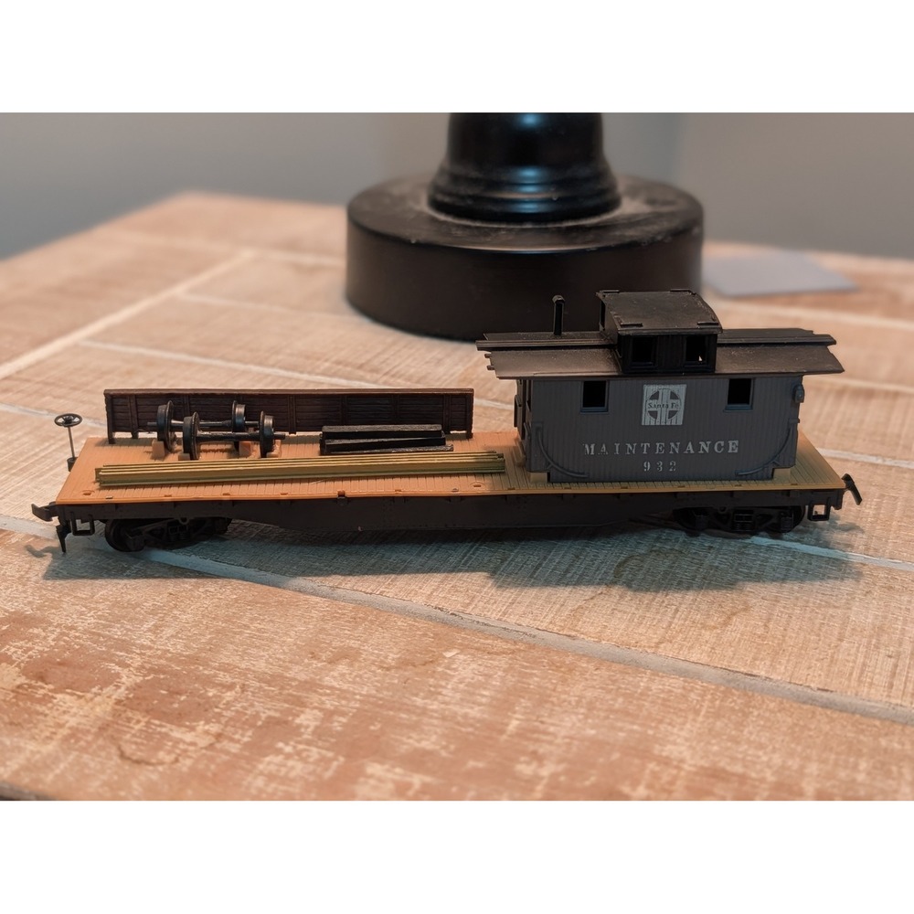 Santa Fe Maintenance 932 HO Scale Work Caboose Flatbed Train Car ATSF Gray Black
